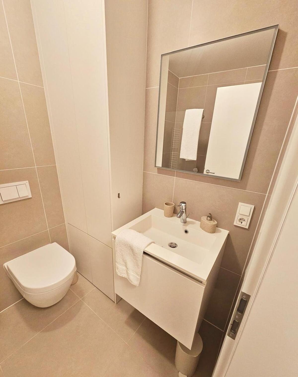 Cozy One Bedroom Flat With Convenient Parking-cd8 *